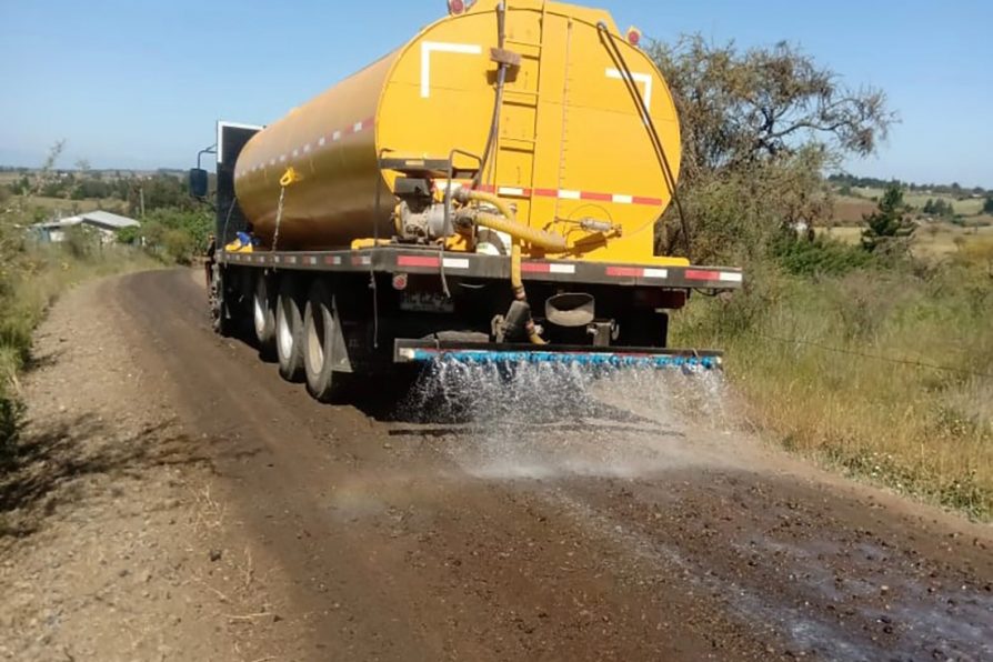 Comienza proceso para aplicar matapolvo en 47 caminos rurales de la provincia de Itata